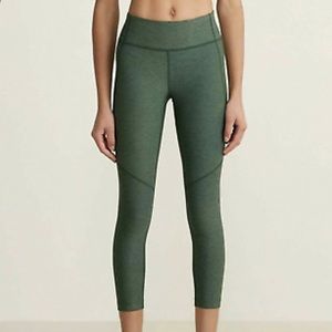 Outdoor Voices 3/4 Warmup Leggings Size M - Hunter Green